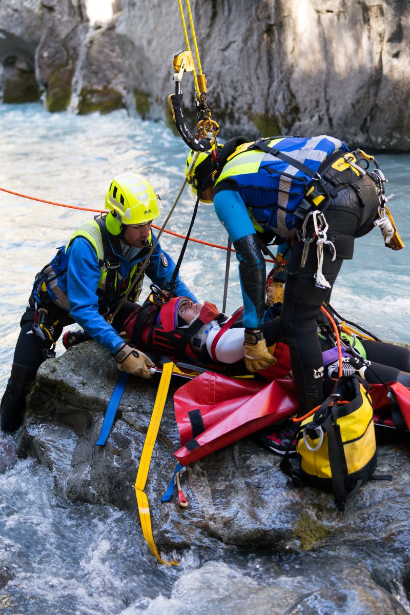 Die Rettung nach oben ist Teamarbeit und erfordert eine perfekte Koordination aller Beteiligten (Bild: Gavarnie, Frankreich; Petzl).