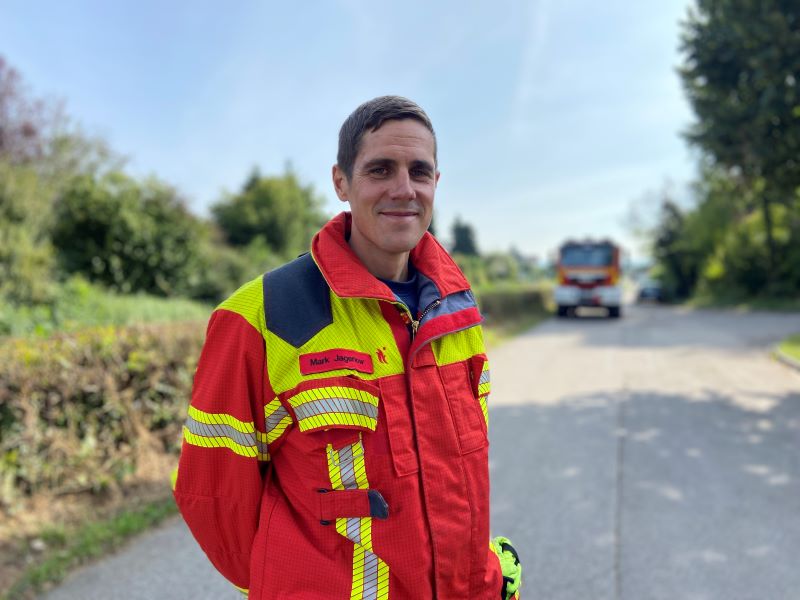Mark Jagenow und Christoph Meyer freuen sich, dass nun alle, welche den Murger Weg benutzen, bei einem Feuerwehreinsatz frühzeitig gewarnt und informiert werden. 