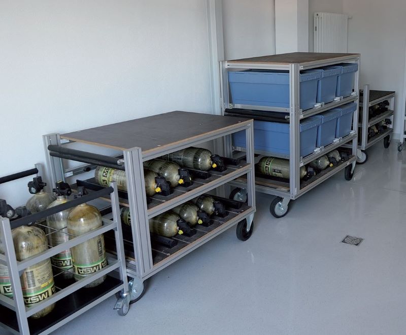 Rollcontainer von MiniTec dienen zur Lagerung der Flaschen für den Schwarzbereich (Bild: Air Base Ramstein).