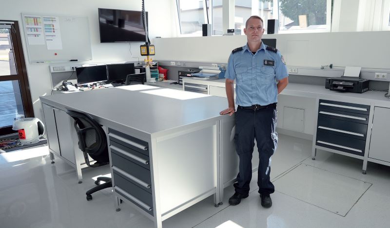 Alles für die Ordnung: Regale, Schubladen, Einschübe. Atemschutzgerätewart Thorsten Müller freut sich über die neue Arbeitsumgebung (Bild: Air Base Ramstein)..