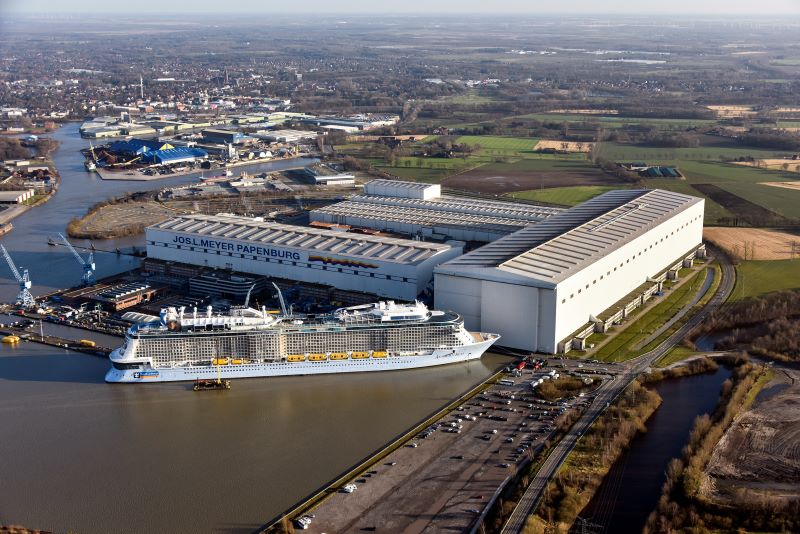 Die Meyer Werft ist eine der größten und modernsten Werften der Welt. In den riesigen Produktions- und Baudockhallen entstehen seit Jahrzehnten Kreuzfahrtschiffe für internationale Reedereien. Bis heute haben rund 50 dieser Luxusliner die Werft verlassen (Bild: Meyer Werft). 