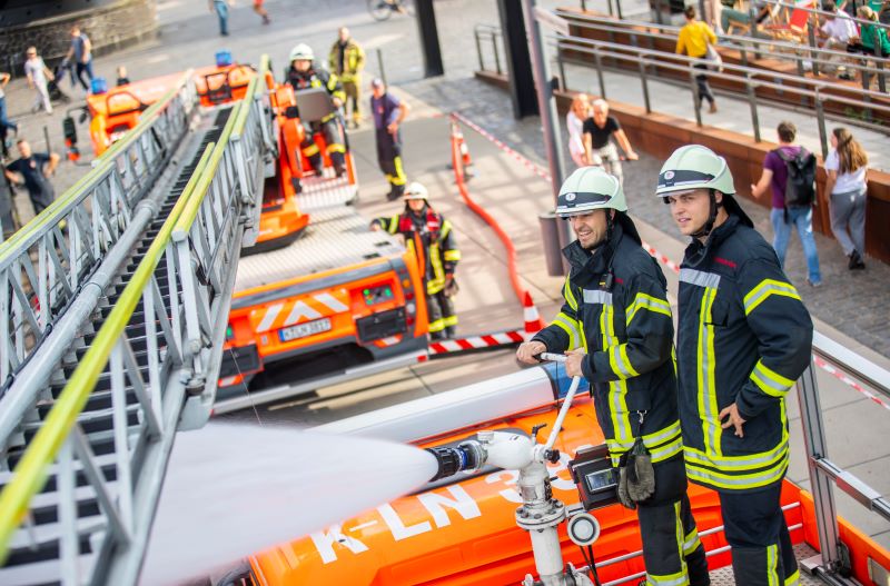 In der zentralen Leitstelle in Köln gehen mehrere hundert Notrufe am Tag ein, oftmals mehrere Anrufepro Notlage. Die Anzahl der Notrufe entspricht daher nicht der der Einsätze. Etwa die Hälfte der Anrufe sind Einsätze (Bild: FW Köln).
