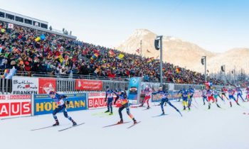 Wintersport-Highlight in Ruhpolding: Vor Tausenden von Zuschauern kämpfen die Biathletinnen und Biathleten um die Punkte für die Weltcupspitze (Bild: Chiemgau Arena GmbH, Andres Plenk).