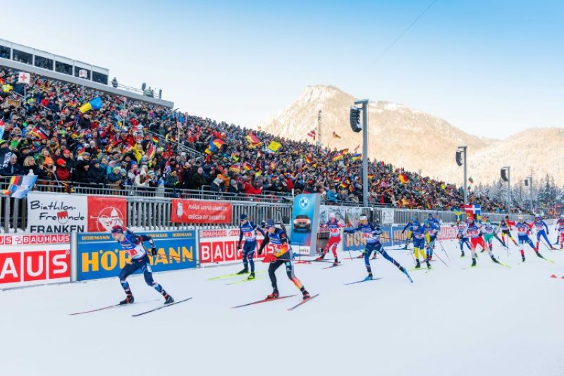 Wintersport-Highlight in Ruhpolding: Vor Tausenden von Zuschauern kämpfen die Biathletinnen und Biathleten um die Punkte für die Weltcupspitze (Bild: Chiemgau Arena GmbH, Andres Plenk).