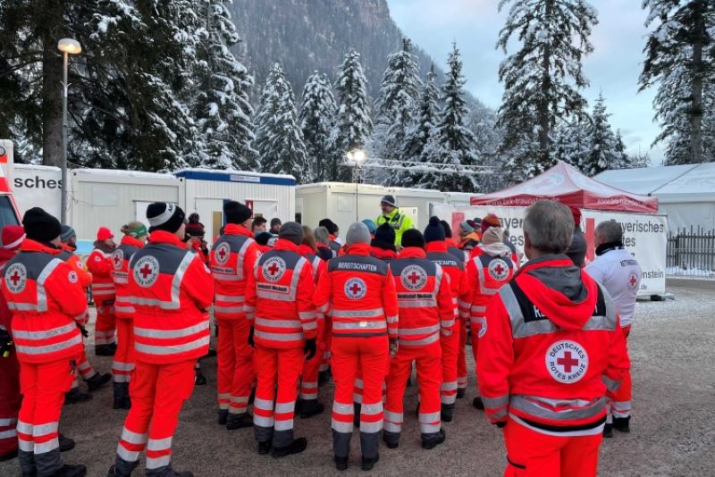 Lagebesprechung am Morgen: Das Bayerische Rote Kreuz bespricht die Details des Einsatzes für denTag (Bilde ZF).