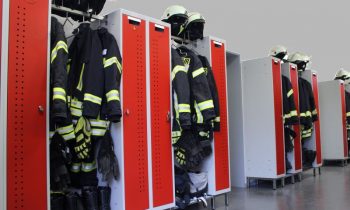 Die Garderobensystems von duplic sind modular aufgebaut und bieten damit eine ergonomische und optimal konfigurierbare Schwarz-Weiß-Trennung (Bild: duplic GmbH).