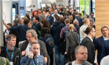 Vom 26. bis zum 28. November findet in den Messehallen der Koelnmesse die »PMRExpo 2024« statt. Die Europäische Leitmesse für Sichere Kommunikation bietet ein einzigartiges Forum für Networking und Lösungen rund um sichere Kommunikation und professionellen Mobilfunk für BOS, KRITIS und Industrie (Bild: Kölnmesse).
