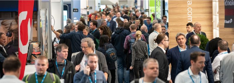 Vom 26. bis zum 28. November findet in den Messehallen der Koelnmesse die »PMRExpo 2024« statt. Die Europäische Leitmesse für Sichere Kommunikation bietet ein einzigartiges Forum für Networking und Lösungen rund um sichere Kommunikation und professionellen Mobilfunk für BOS, KRITIS und Industrie (Bild: Kölnmesse).