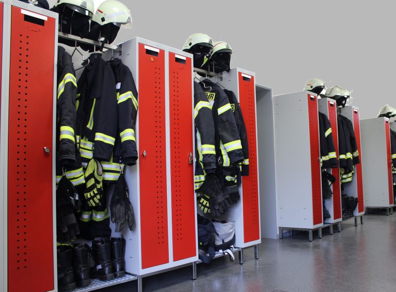 Die Garderobensystems von duplic sind modular aufgebaut und bieten damit eine ergonomische und optimal konfigurierbare Schwarz-Weiß-Trennung (Bild: duplic GmbH).