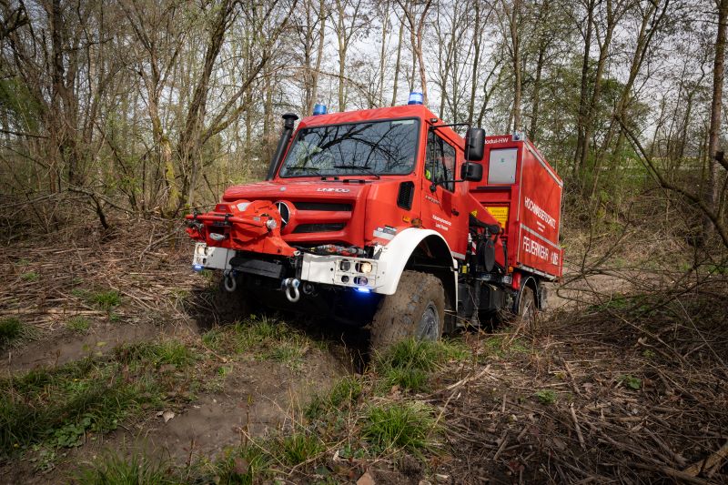 Allradantrieb, Portalachsen, extreme Verwindungsfähigkeit und niedriger Schwerpunkt - der Unimog kommt sicher zum Einsatzort. (Bild: Daimler Truck).