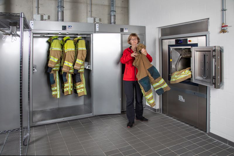 Zum Feuerwehr-Paket von Electrolux Professional gehören Trennwand-Waschmaschinen sowie Trockenschränke, die speziell für die schonende Trocknung der anspruchsvollen Schutzanzüge und die Reaktivierung der Imprägnierung entwickelt wurde (Bild: Cornelia Naumann / Electrolux Professional).